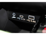 小物の収納に便利なセンタートレイには携帯等のデバイスの充電可能なUSB出力電源付です。