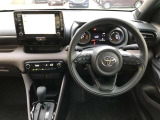 シンプルながら機能性溢れる運転席廻りです。視界性もよく、運転しやすいですよ。