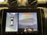 【パノラミックビューモニター】専用のカメラにより、上から見下ろしたような視点で360度車の周囲を確認することができます。