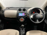 周りが見渡せるから小柄な女性でも運転しやすい、見晴らしのいい運転席。足元が広々としているのでゆったり快適にドライブを楽しめます♪
