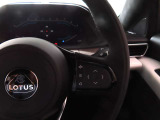ステアリング右側は、メディアや車両情報の確認操作を行えます。