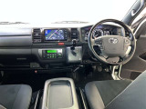 運転席周りのレイアウトをご覧ください。ナビゲーションが綺麗に装着されすっきり収まってますね!