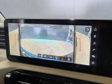 目視できないフードで隠れた路面の映像を表示するインビジブルフードビューが搭載されております