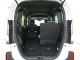 2列目シートは左右独立で倒すことができます。3人乗車状態でより多くの荷物を積むことができます。