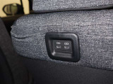 後席の方も使いやすい様に全席の後ろにスマートフォンなどを充電できるUSB端子を装備していますよ(^^)/