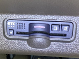 ビルトインタイプのETCで見た目もスッキリ。高速道路の利用にとても便利です。利用には車両情報を登録する「セットアップ」が別途必要です。