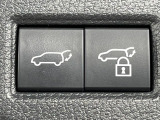 【パワーバックドア】スマートキーや運転席のボタンを押すだけでリアゲートが自動で開閉します!荷物を持っている時や、高い位置にあるバックドアを閉める際に便利な機能です♪