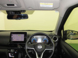 ドライバー目線で、使いやすく安全操作性と良好な視界を実現した運転席です。