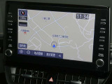 【9インチ純正ナビ】純正ナビを装備。タッチパネル式で使いやすく、詳細地図により目的地をピンポイントで設定できます。初めての道でも迷いにくく、ロングドライブも快適ですよ♪