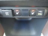 運転席と助手席にはシートヒーターが装備されています。USB通信端子です♪