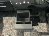 センター中央ににドリンクホルダーあります♪運転中でも手が届きやすい位置にあって使い易いです♪