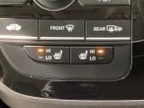 運転席と助手席にシートヒーターが付いています☆寒い時期に腰周りを温めてくれるので体全体が温まりやすいのは勿論、暖房と違い顔に風が当たらないので、乾燥肌やドライアイの方でも大丈夫☆