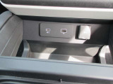 ランドローバーは、USBポートを車内の便利な位置に配置しています。通常、センターコンソール、グローブボックス、後部座席エリアなど、ドライバーや乗客がアクセスしやすい場所に配置されています。