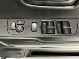 運転席のスイッチで全てのウィンドウの開閉操作を行うことができます。ロックボタンをONにしておくと、運転席以外のウィンドウは作動しないのでお子様を乗せているときなども安心ですね♪