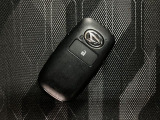 スマートキーを装備しています☆カギをカバンやポケットに入れて頂いた状態でドアロックの開閉やエンジンスタートをして頂けますよ!とても便利な装備です!