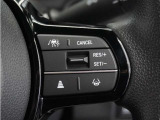 ◆アダプティブクルーズコントロール◆予め設定した車速内でクルマが自動的に加減速。前走車との適切な車間距離を維持しながら追従走行します。【LKAS】車線維持支援システムでステアリング操作を支援。
