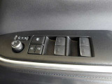パワーウィンドウスイッチで運転席から全席の窓の開閉ができます。