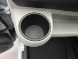 カップホルダーは運転席や助手席からちょうど手の届く位置です!!