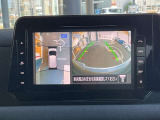 『アラウンドビューモニター』は、空から見下ろすような視点で、スムースな駐車と安全確認をサポートします。