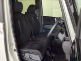 フロントシートはベンチシートです。ベンチシ―トは運転席と助手席の移動もスムーズ。狭い駐車場での乗り降りに便利です。