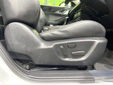 【メモリー機能付きパワーシート】ドライバーごとに設定したシート位置を記憶して、ボタン一つで切り替えできる便利な機能!運転する方が複数名いらっしゃるご家庭におすすめです♪