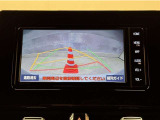 バックガイドモニター付きです。車の後方に小型カメラが付いており、バックする際の後方の様子をモニター上に表示します。