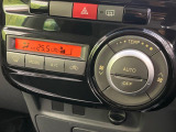 【オートエアコン】一度お好みの温度に設定すれば、車内の温度を検知し風量や温度を自動で調整。暑い&hellip;寒い&hellip;と何度もスイッチ操作をする必要はありません。快適な車内空間には必須の機能ですね♪