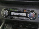 【オートエアコン】車内温度を感知して自動で温度調整をしてくれるのでいつでも快適な車内空間を創り上げます!どの席に座っても快適なドライブが楽しめます♪