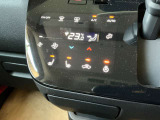 タッチパネルタイプのエアコン操作部です。汚れてもさっと一拭き!見た目も先進的です!シートヒーターにハンドルヒーター付きです。