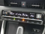 【オートエアコン】車内温度を感知して自動で温度調整をしてくれるのでいつでも快適な車内空間を創り上げます!どの席に座っても快適なドライブが楽しめます♪