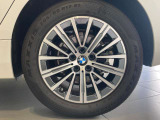 BMWの純正アロイホイールは軽量かつ強度にも優れているホイールで走行性能を引き上げる設計になっております。足元にもBMWは妥協がなくこだわっている個所になります。
