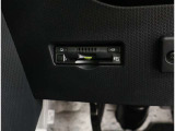 窓を開けずに料金所を通過できる今やもう必需品のETC!インパネにスッキリ装着したビルトインタイプです♪ETCカードの入れ忘れ・抜き忘れを音声やアラームで教えてくれるので、入れ忘れ・抜き忘れを防げます♪