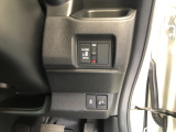 【片側電動スライドドア】リモコンや運転席のスイッチ操作のほか、ドアハンドルを少し引くだけでリアドアが自動開閉します♪