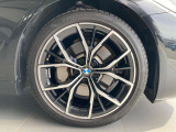 BMW純正19インチアルミホイールが足元を引き締め、スポーティな存在感を演出しています。