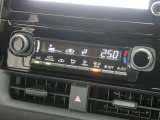 【オートエアコン】車内温度を感知して自動で温度調整をしてくれるのでいつでも快適な車内空間を創り上げます!どの席に座っても快適なドライブが楽しめます♪