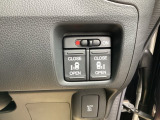 両側電動パワースライドドアがついております。ご年配の方や小さいお子さんの乗り降りも楽々ですね。万が一ドアに手を挟んでしまっても、挟み込み防止機構が付いて安心です。