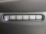 運転席の右側に配置された、パークアシスト(P OFF)や横滑り防止装置(ESC OFF)、各種ライト類の操作スイッチパネル。