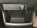 アクセサリーソケットはUSBのアダプターなどをつければ、スマホの充電にも使えます。周辺には物が置けるボックスがついています。