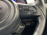 ステアリングスイッチ付きで、運転中に視線を前に向けたまま操作できます。