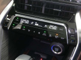 【オートエアコン】車内温度を感知して自動で温度調整をしてくれるのでいつでも快適な車内空間を創り上げます!どの席に座っても快適なドライブが楽しめます♪