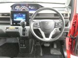 運転席からの視界はこんな感じです☆お気軽にご来店いただき、実際に座って是非お確かめください。ドライバーに寄り添う快適な操作フィールをもたらすステアリングです。