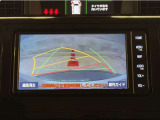バックガイドモニター付きです。車の後方に小型カメラが付いており、バックする際の後方の様子をモニター上に表示します。