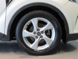 純正のアルミホイール装着車です。タイヤサイズは215/60R17です。