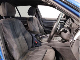 【コックピットシート】BMW車の主役席。車体中央にくる様に配置し車両重心とが一致する事でドライバーと車との一体感あるドライビングを実現。人間工学に基づき形成した形状が長時間のドライブ疲労も軽減します!