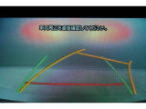 後方の視認性を高めるリアビューカメラを搭載。ガイドラインはステアリングの動きと連動しますのでよりスムーズな車庫入れが行えます。