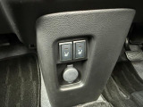 運転席と助手席にはシートヒーターが搭載されております。