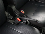 駐車するときにレバーを引いて、車が動かないように固定します!発進するときはレバーを下ろして解除します!!