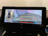 映像で見づらい車両周辺の確認をアシスト。クルマを真上から見ているような映像を表示。 運転席から確認しにくい車両周囲の状況を把握。