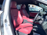 運転席まわりには十分なスペースがあり、大柄な方でもゆったり運転していただける環境です。