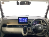 フロントガラスが大きく、ワイドな視界で運転もしやすくなるように設定されています。